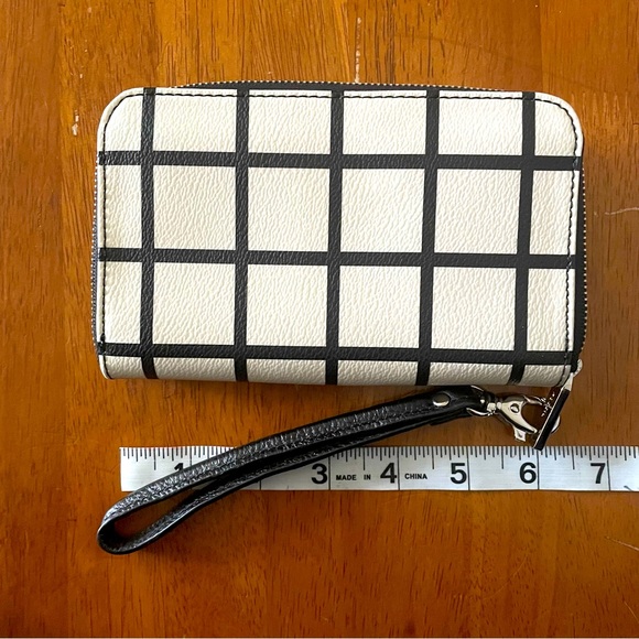 Fossil Wristlet In Black and Cream in great almost new condition! - Picture 1 of 7